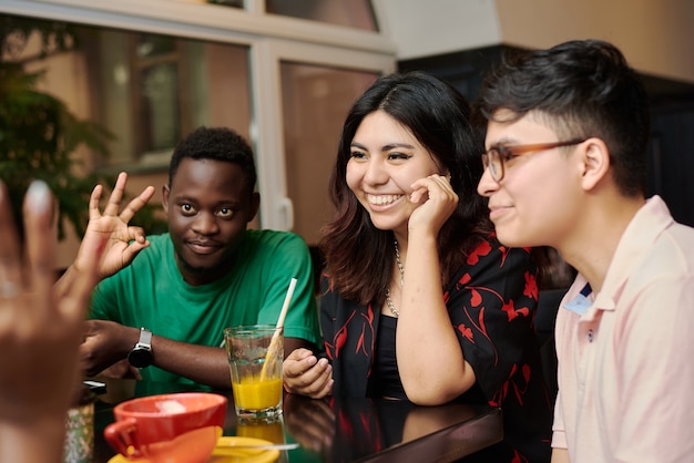 Multiraciale gelukkige jonge mensen in een restaurant