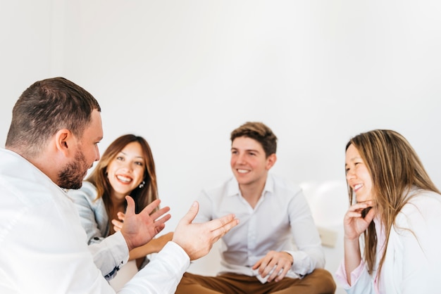 Foto multiraciale groep collega's die aan spreker luisteren