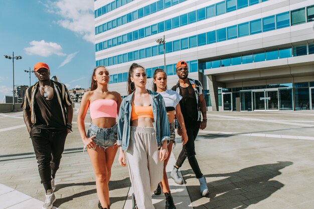 Multiraciale groep hiphopbemanning dansen