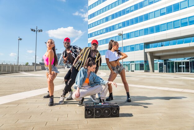 Multiraciale groep hiphopbemanning dansen