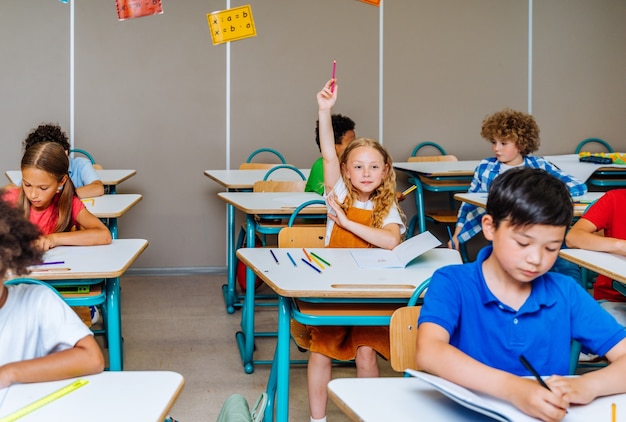 Multiraciale groep kinderen op de basisschool