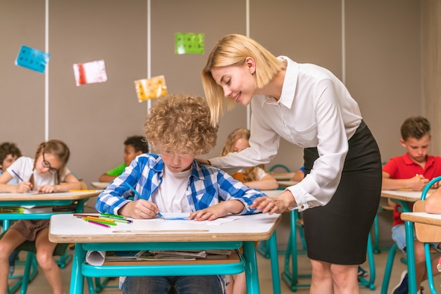 Multiraciale groep kinderen op de basisschool