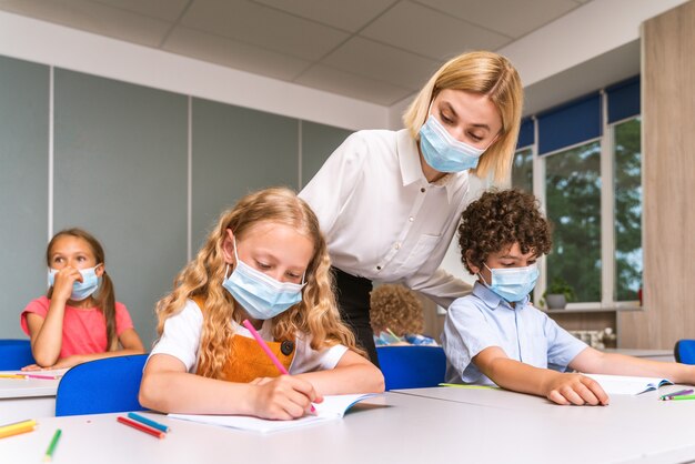 Multiraciale groep kinderen op de basisschool