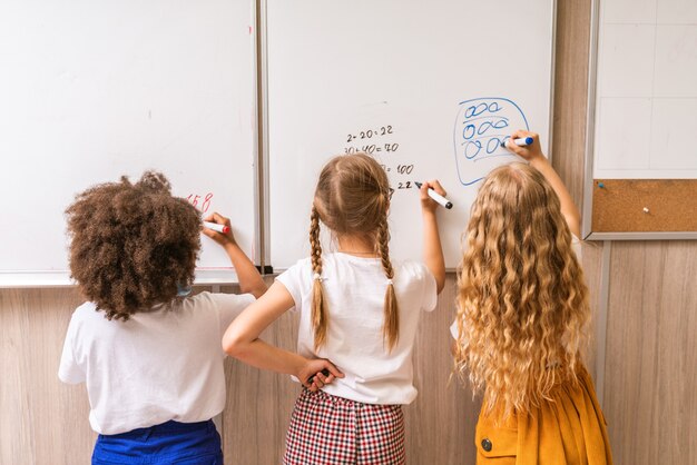 Multiraciale groep kinderen op de basisschool