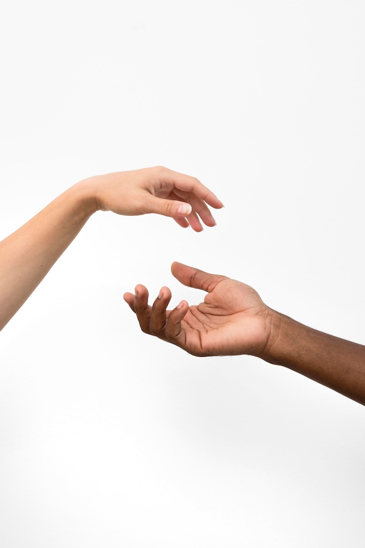 Foto multiraciale handen komen samen
