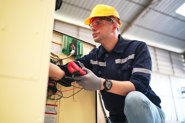 Multiraciale industriële ingenieurs werken bij geautomatiseerde AI-robotproductiefabriek Nieuw industrieel technologieconcept