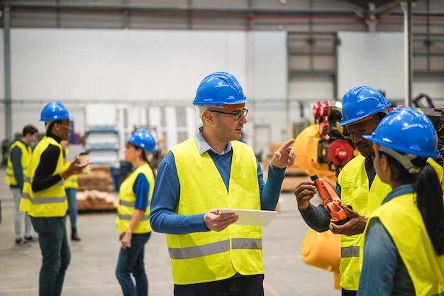 Multiraciale ingenieurs werken in een robotfabriek Zachte focus op het gezicht van de linkerman