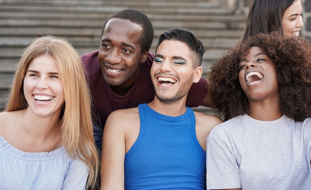 Foto multiraciale jonge vrienden die een selfie buiten nemen - groep diverse vrienden geniet van een dag in de stad
