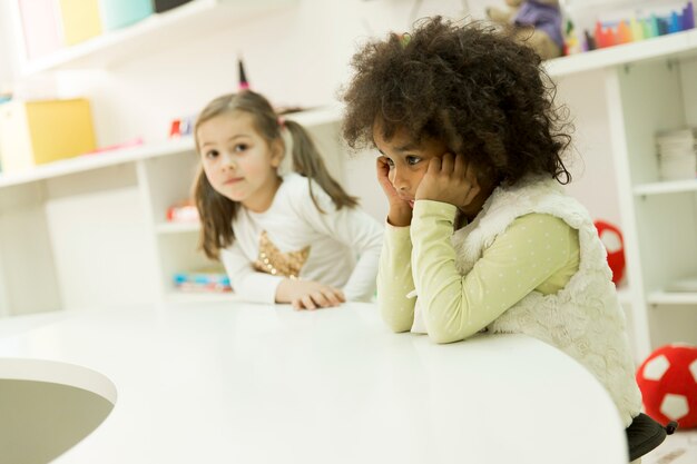 Multiraciale liitle meisjes in de speelkamer