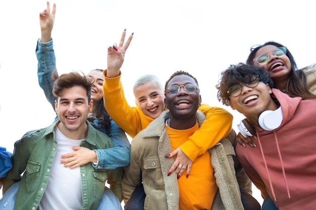 Multiraciale tiener college vrienden plezier buitenshuis Jongens op de rug rijden meisjes Gen z lifestyle concept