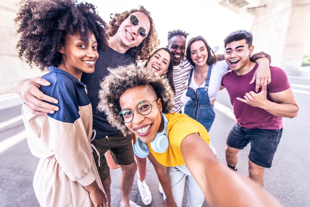 Multiraciale vrienden die selfie-foto maken met slimme mobiele telefoon buiten