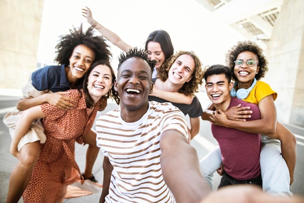 Multiraciale vrienden die selfie-groepsfoto maken met slimme mobiele telefoon buiten