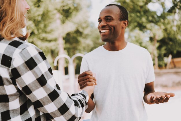 Multiraciale vrienden jongens Handshaking op strand