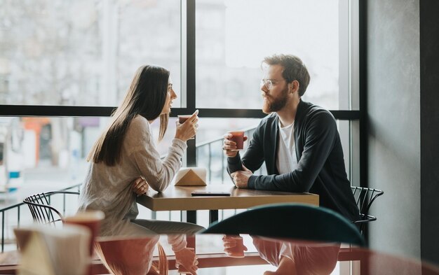 Multiraciale vrienden praten over koffie