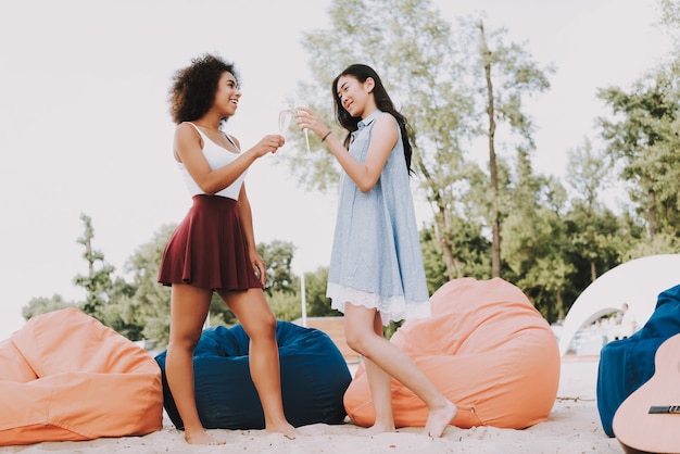 Multiraciale vrouwen drinken cocktails Beach Party