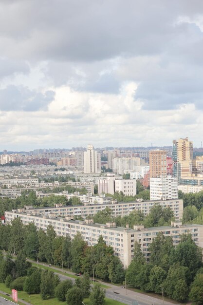 Многоэтажные здания с вершины жилого городского района с зелеными парками Санкт-Петербурга