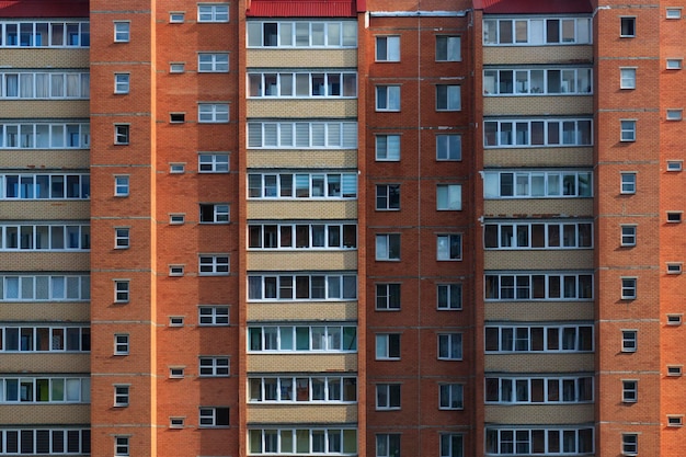 Foto costruzione di case a più piani in mattoni rossi in primo piano