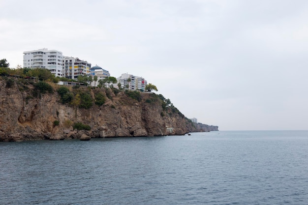 Многоэтажные жилые дома на берегу моря