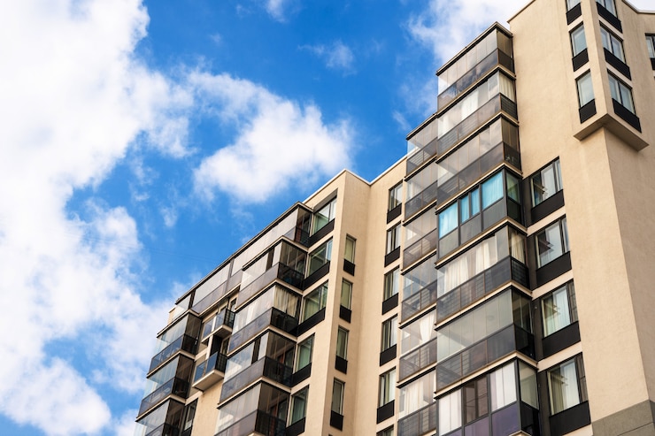 Photo multistorey residential or business modern building with blue sky