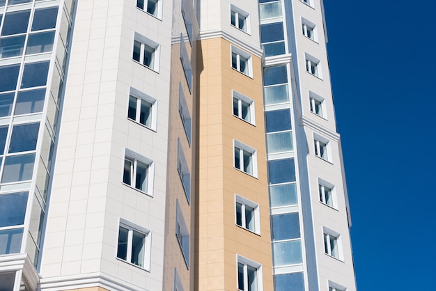 Casa residenziale multipiana sul fondo del cielo blu