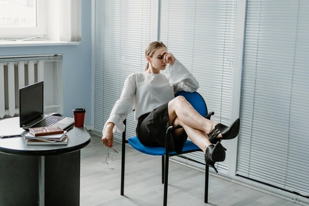 Photo multitasking skills employers work burnout tired at work busy young blonde businesswoman with