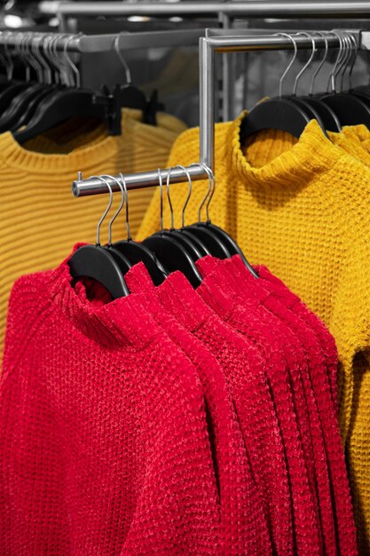 Многоцветный зимний свитер на полках магазинов