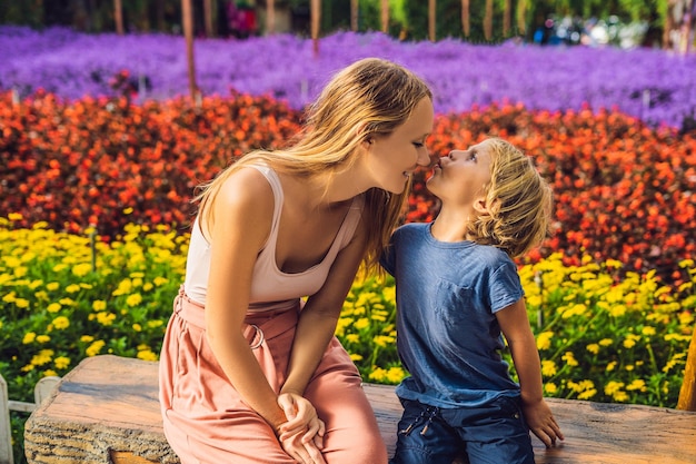 Фото Мама и сын цветочной оранжереи