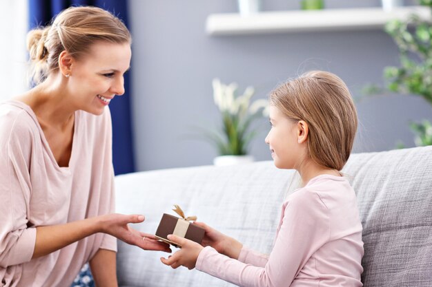 Mamma e figlia festeggiano la festa della mamma