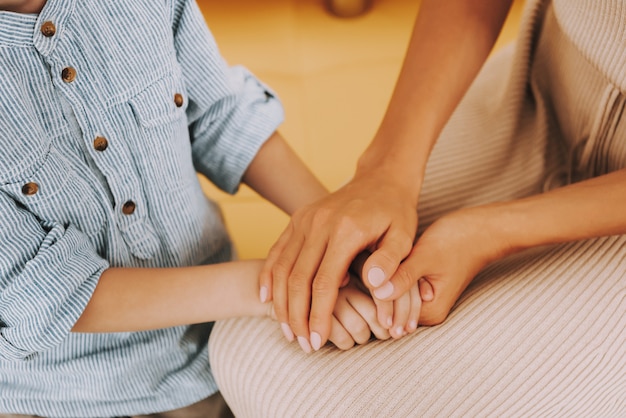 Photo mum hands mother comforts little boy at clinic