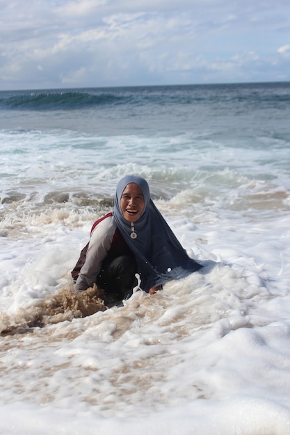 Mamma che si diverte in spiaggia