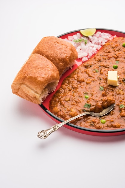 Mumbai Style Pav bhaji is een fastfood gerecht uit India, bestaat uit een dikke groentecurry geserveerd met een zacht broodje, geserveerd in een bord