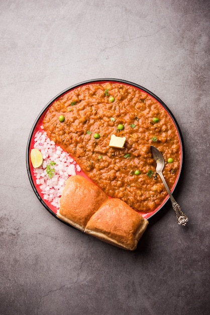 Mumbai Style Pav bhaji is een fastfood gerecht uit India, bestaat uit een dikke groentecurry geserveerd met een zacht broodje, geserveerd in een bord