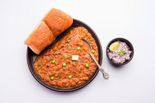 Mumbai Style Pav bhaji is een fastfood gerecht uit India, bestaat uit een dikke groentecurry geserveerd met een zacht broodje, geserveerd in een bord