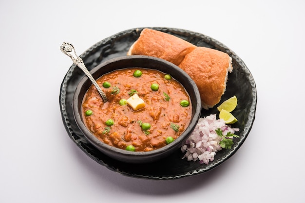 Mumbai Style Pav bhaji is een fastfood gerecht uit India, bestaat uit een dikke groentecurry geserveerd met een zacht broodje, geserveerd in een bord