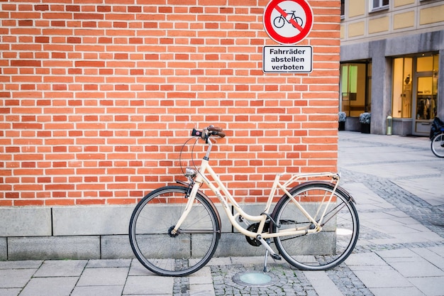 Foto münchen duitsland vintage fiets inschrift in het duitse verbodsbord geen parkeerfiets