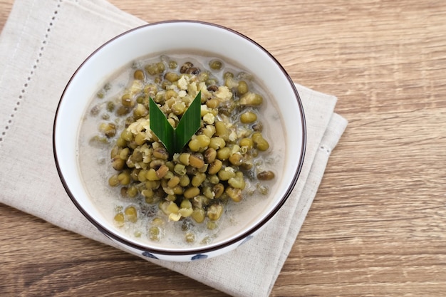 Mung Bean Porridge 또는 Bubur Kacang Hijau 코코넛 밀크를 곁들인 녹두 인도네시아 디저트