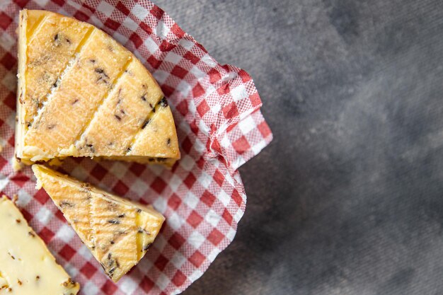 Munster kaas komijnzaad verse gezonde maaltijd voedsel snack dieet op tafel kopieer ruimte voedsel