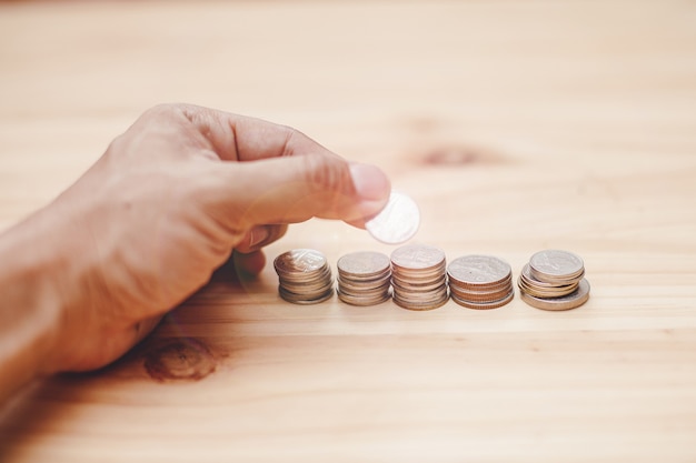 Munt en hand geldbesparende concept, Coin te stapelen door man hand voor zakelijke finnace