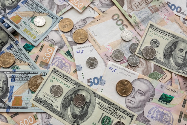 Munt met papiergeld usd dollar oekraïne hryvnia besparing of uitwisseling concept