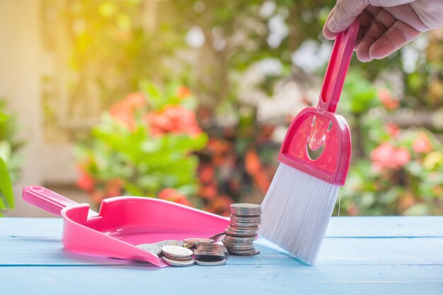 munt of geld in stof pan op hout