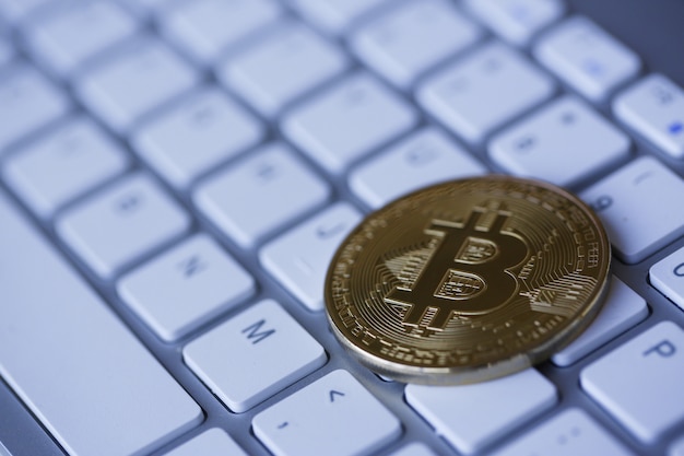 Muntcryptomunt bitcoin ligt op het toetsenbord