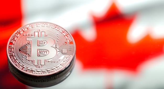 munten Bitcoin over de vlag van Canada, concept van virtueel geld, close-up. Conceptueel beeld.