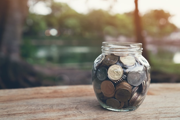 Munten in de fles, geld groei concept en het doel succes.