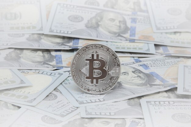 Munten van de bitcoin tegen dollarbiljetten