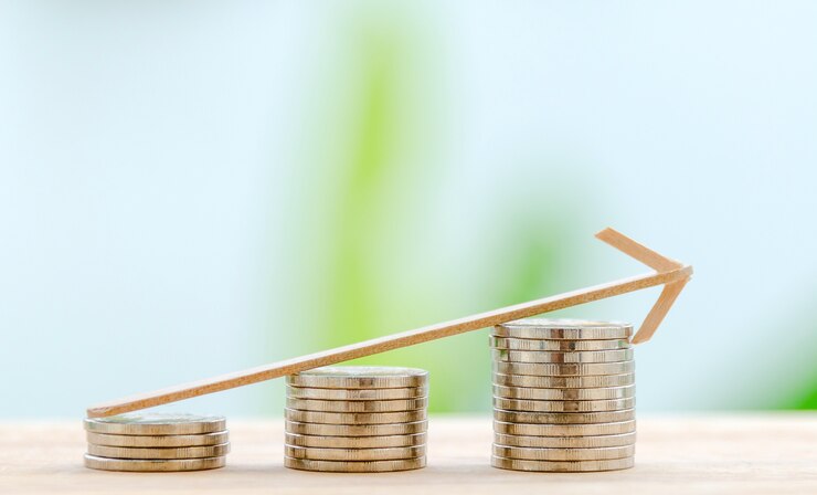 Foto muntstappen met de groene achtergrond van de onduidelijk beeldaard, bedrijfsfinanciën en het concept van het geld