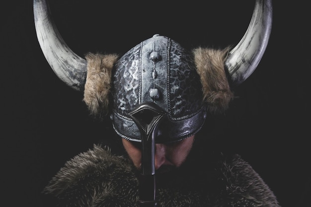 Убийца, воин викингов с железным мечом и шлемом с рогами