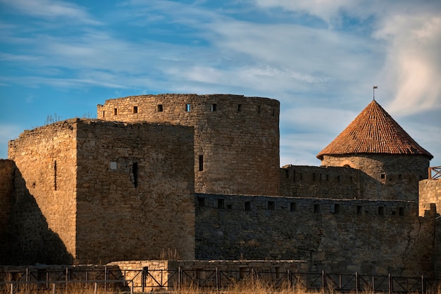 Muren en torens van een oud fort, in Belgorod-Dnestrovsky, Akkerman