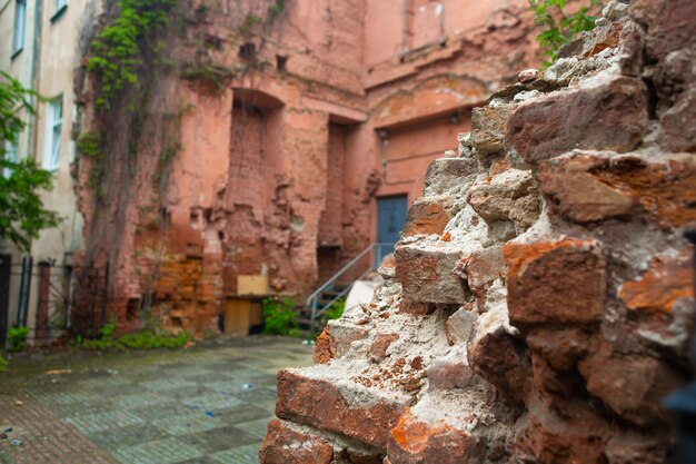 Muren van een oud, verwoest gebouw van rode baksteen