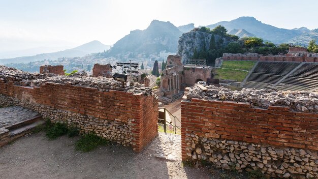 Muren van het oude Teatro Greco in Taormina