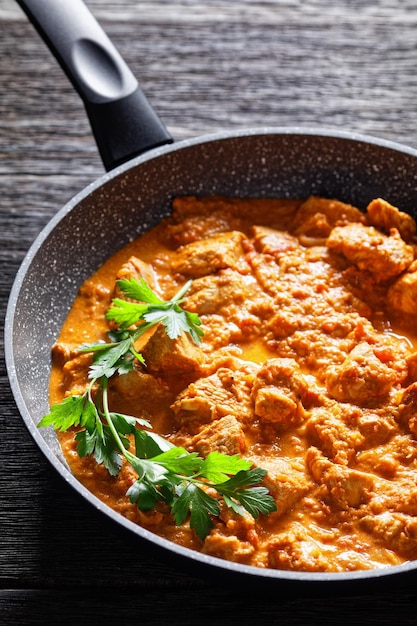 チキンのマーグマカニカレーとトマトソース